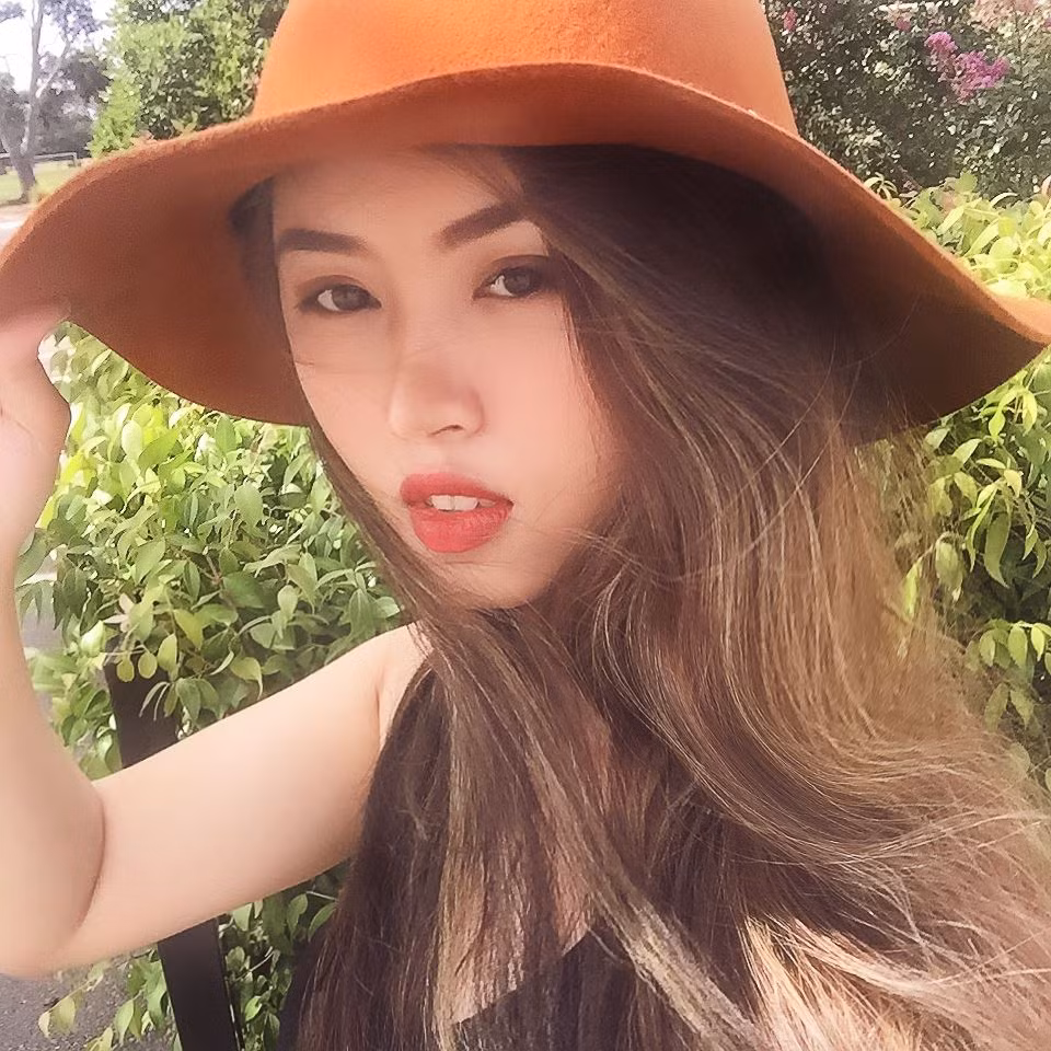 Chiếc cằm V-line và những đường nét đậm chất Tây âu của Phương Thúy làm nhiều người mê mệt. Ảnh: FBNV.