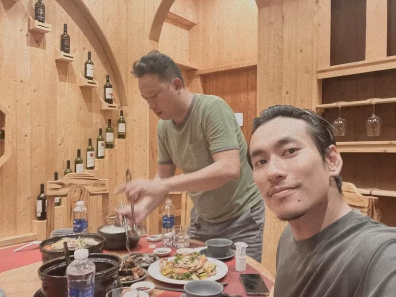Tình cũ của Cát Phượng thường đăng tải hình ảnh bên bạn bè, đồng nghiệp.