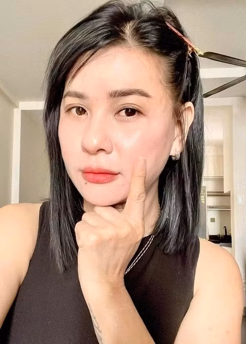 Giữa ồn ào vạ miệng, Cát Phượng livestream. Cô phân trần rằng bản thân nói không đầy đủ, không rõ ý gây hiểu nhầm. "Nguyên văn phải là: "Chúc mừng hai em. Hãy về nhà đối diện vợ con của các em và nhận trách nhiệm thích đáng nhất", Cát Phượng cho hay. Ngoài ra, nữ diễn viên khẳng định bản thân không cổ xúy những chuyện sai trái. Ảnh: FBNV