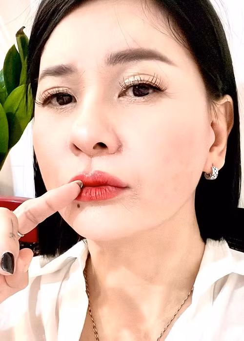 Tình cũ của Kiều Minh Tuấn đăng tải hình ảnh cận mặt và khẳng định chưa bao giờ nhấn mí hay nâng mũi.