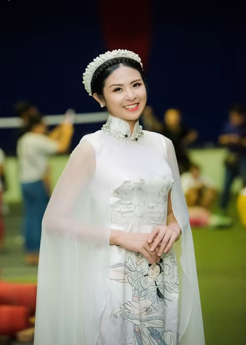 Ngọc Hân diện áo dài khi làm chị Hằng trong một chương trình Trung thu năm 2016. Ảnh: VOV