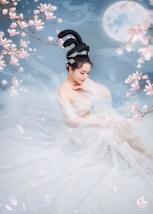 Nhật Kim Anh có tạo hình Hằng Nga gợi cảm. Ảnh: FBNV