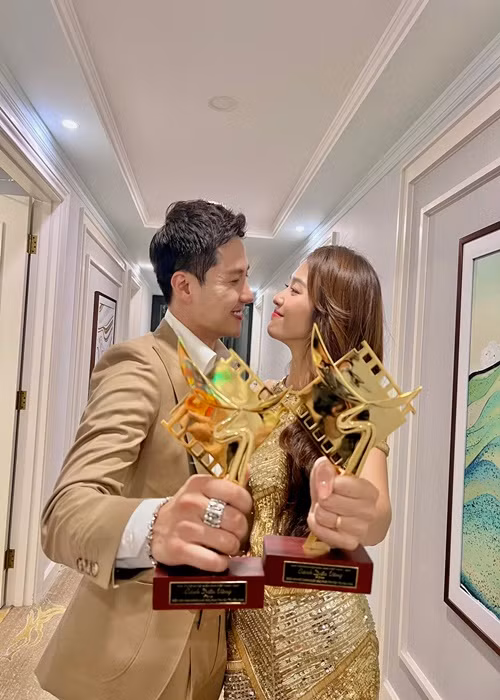 Sau khi nhận giải, Thanh Sơn đăng ảnh bên Khả Ngân. Đi kèm với đó, anh viết: "Chúc mừng chúng ta. Chúc mừng 11 tháng 5 ngày". Ảnh: FBNV