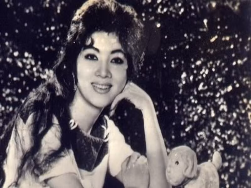 Theo Lao động, có lần quay phim tại Đà Lạt, khi bà dạo chợ và lang thang trên phố, không ngờ sau lưng bà xuất hiện đoàn người hâm mộ, có người còn vén cả áo thun trên người xin chữ ký. Ảnh: Dân Việt