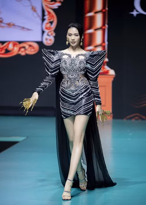 Quỳnh Hoa từ chối trước những lời gạ tình. Ảnh: FBNV