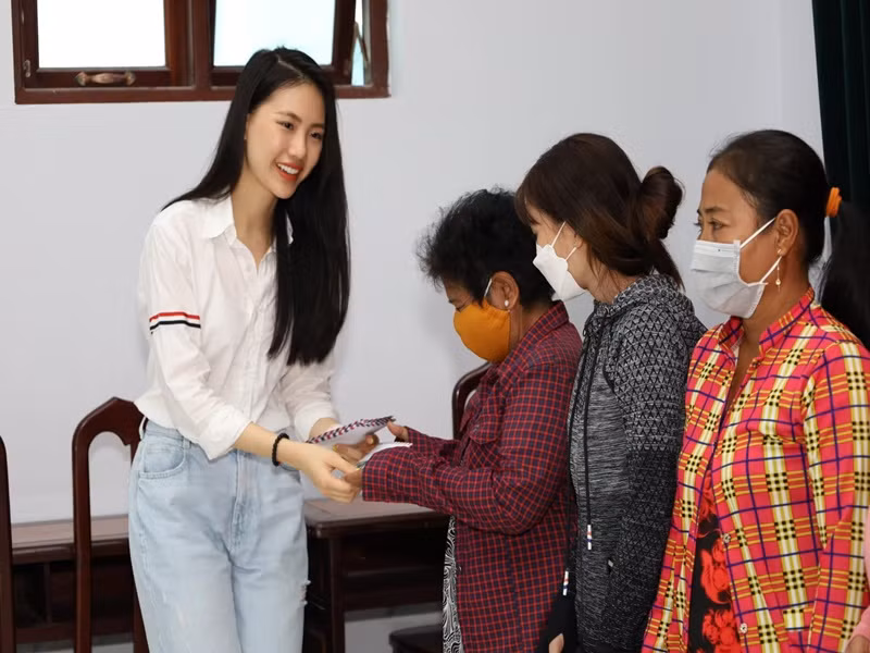 Chân dài 9x mặc đơn giản khi đi từ thiện. Ảnh: FBNV