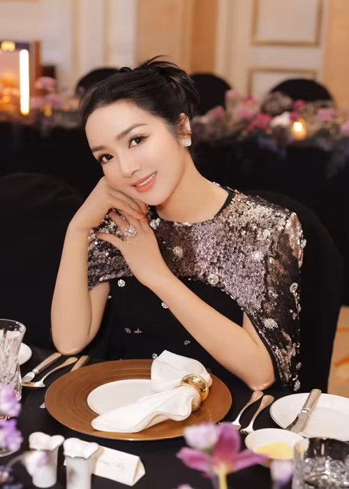 Hồi tháng 4/2022, đời tư của Hoa hậu Đền Hùng nhận được sự quan tâm của nhiều cư dân mạng sau khi có thông tin gây chú ý về ông Đỗ Anh Dũng - người từng gắn bó với Giáng My. Từ đó đến nay, người đẹp vẫn khóa chức năng bình luận đối với người lạ trên trang cá nhân.
