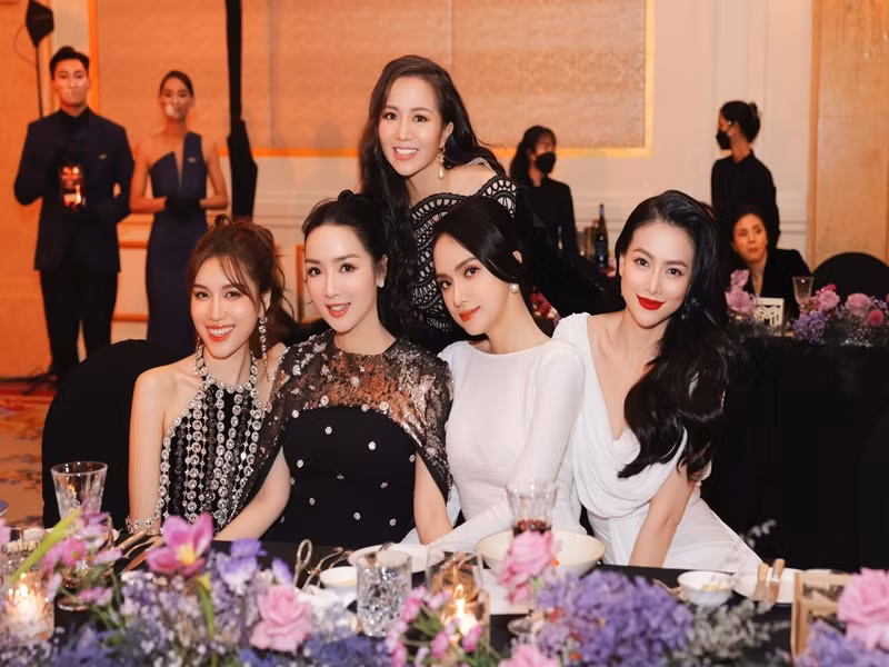  Hoa hậu Đền Hùng đọ sắc Hương Giang (thứ hai bên phải) và Hoa hậu Trái đất 2018 Phương Khánh (ngoài cùng bên phải).