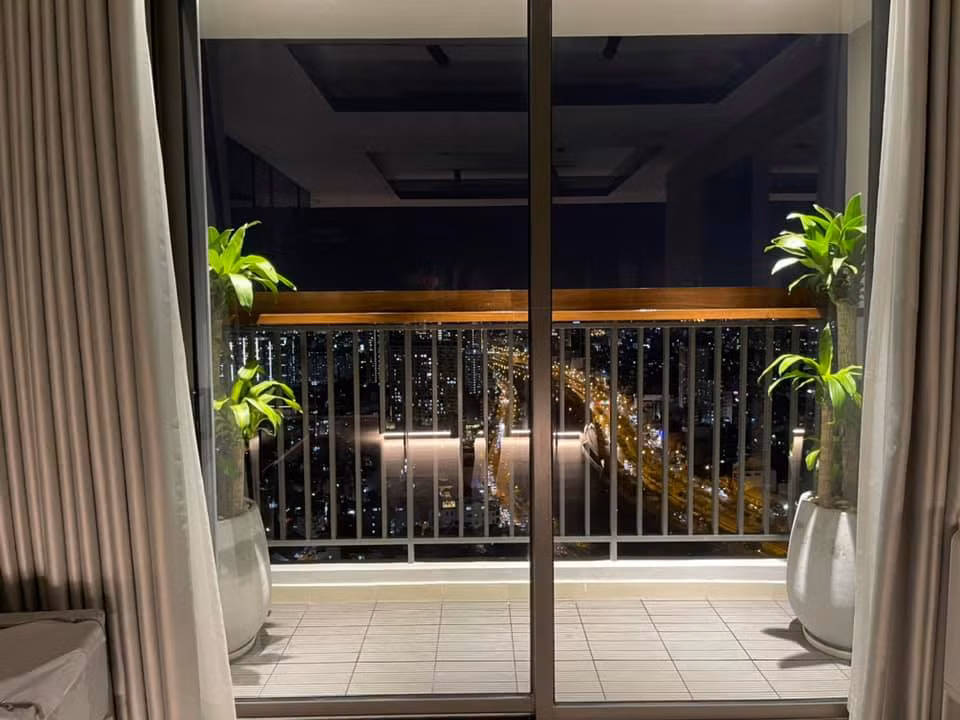 Từ ban công hay phòng ngủ, phòng tắm đều có thể chiêm ngưỡng được vẻ đẹp thành phố từ trên cao trông không khác gì một khách sạn 5 sao.