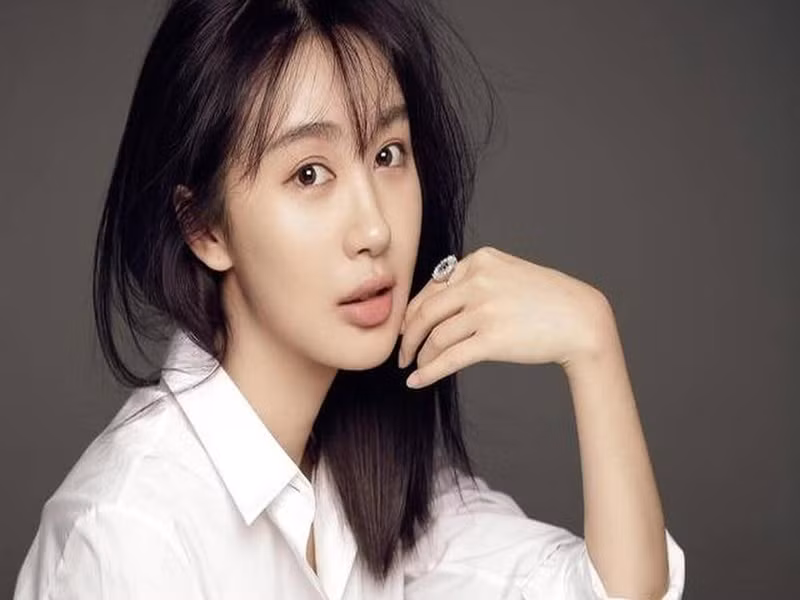 Lý Dịch Phong còn vướng tin đồn hẹn hò Lý Phi Nhi. Cả hai từng đóng phim "Tình yêu chân thật" và bị bắt gặp đi nghỉ tại Hong Kong. Phía người trong cuộc không lên tiếng về nghi vấn tình cảm. Ảnh: Người đưa tin