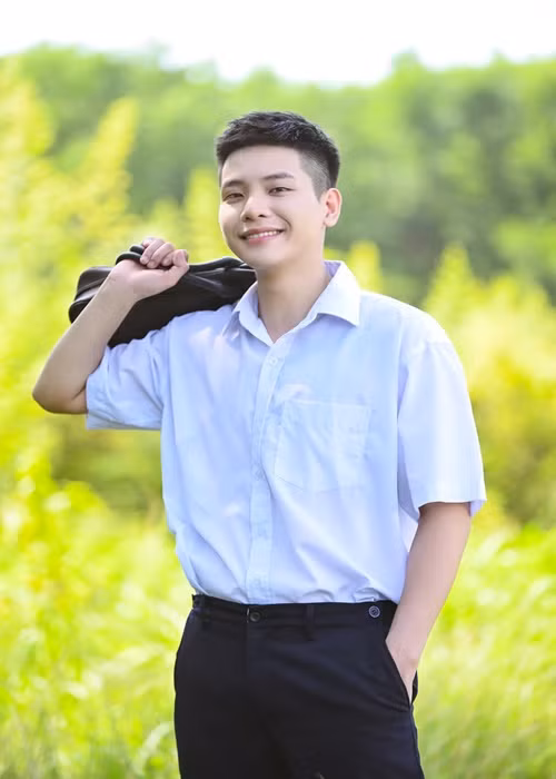 Mới đây, chia sẻ với Vietnamnet, Quân A.P cho biết, anh không thấy áp lực trước những biệt danh như "Tiểu Tuấn Hưng", "hot boy đi hát", trái lại vui vì đây đều là những cái tên tích cực, xuất phát từ tình cảm của khán giả và các anh chị trong nghề. Ảnh: FBNV