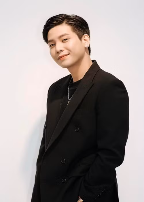 Năm 2019, anh chính thức theo đuổi con đường ca hát chuyên nghiệp với sản phẩm âm nhạc "Ai là người thương em". Ảnh: FBNV