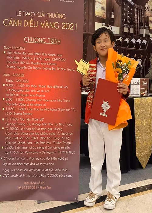 Hạng mục Nam diễn viên chính xuất sắc phim truyện điện ảnh của Cánh diều vàng 2021 gồm 3 đề cử: Quốc Trường - phim "Bẫy ngọt ngào", Lại Trường Phú - phim "Maika - Cô bé đến từ hành tinh khác", Kiều Minh Tuấn - phim "Chìa khóa trăm tỷ". Cuối cùng, diễn viên nhí Trường Phú vượt qua Kiều Minh Tuấn và Quốc Trường để giành chiến thắng. Ảnh: FBNV