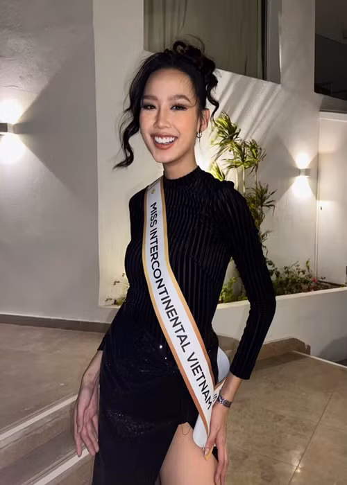 Khi "mang chuông đi đánh xứ người", cô gần như tự làm tất cả từ trang điểm đến làm tóc, phối váy áo, phụ kiện. Ảnh: FBNV