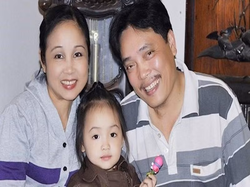 Nghệ sĩ Minh Tuấn từng cho biết, bà xã không bao giờ ghen vì hiểu tính anh nhưng thi thoảng cũng làm mình làm mẩy vì anh không lãng mạn, không biết nói lời có cánh. “Những lúc đó, mình bảo Ngọc Thư: “Chúng mình già rồi, giận nhau làm gì để con cái chúng nó cười cho….”, anh nói. Ảnh: Vietnamnet