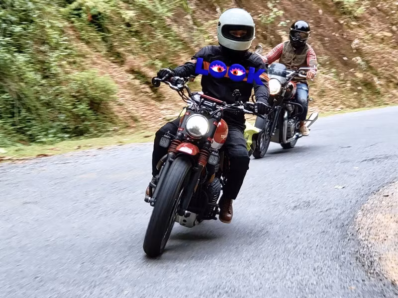 Ngày 7/9, Hồng Đăng chia sẻ hình ảnh lái xe mô tô cùng bạn bè. Đi kèm với đó, anh viết: “Đi thật xa để trở về”. Đây là động thái đầu tiên trên trang cá nhân của nam diễn viên kể từ khi vướng ồn ào. Ảnh: FBNV