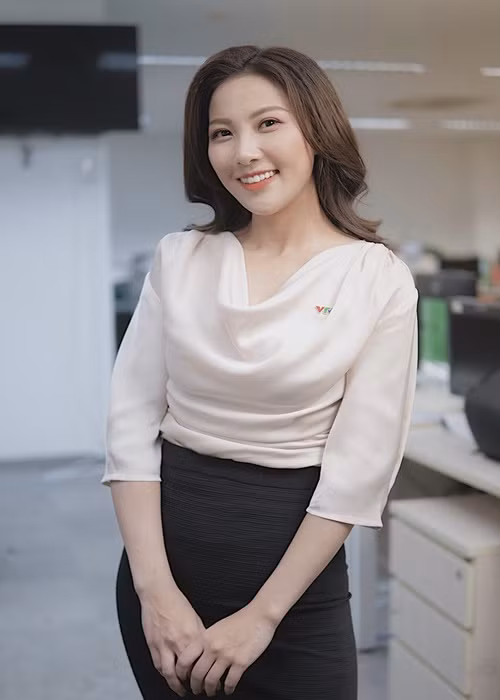 Nữ MC giải thích sau 24 tiếng làm việc xuyên đêm, đưa tin cập nhật kịp thời về bão cho bà con miền Trung và đến khi bão suy yếu đúng như dự báo, cô chỉ muốn chia sẻ một chút niềm vui hoàn thành công việc. Tuy nhiên, trong lúc hưng phấn, cô diễn tả chưa hết ý nên gây ra hiểu lầm trong thời điểm nhạy cảm. Ảnh: Vietnamnet