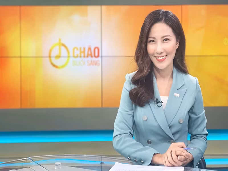 Trong cuộc phỏng vấn với Vietnamnet vào tháng 3/2021, MC Quỳnh Hoa cho biết, cô sẽ là người dẫn chính trong Chào buổi sáng - chương trình thời sự đầu ngày trên kênh VTV1. Ngoài ra, Quỳnh Hoa vẫn là biên tập và phóng viên trong các chương trình về môi trường, thời tiết, thiên tai. Ảnh: Vietnamnet