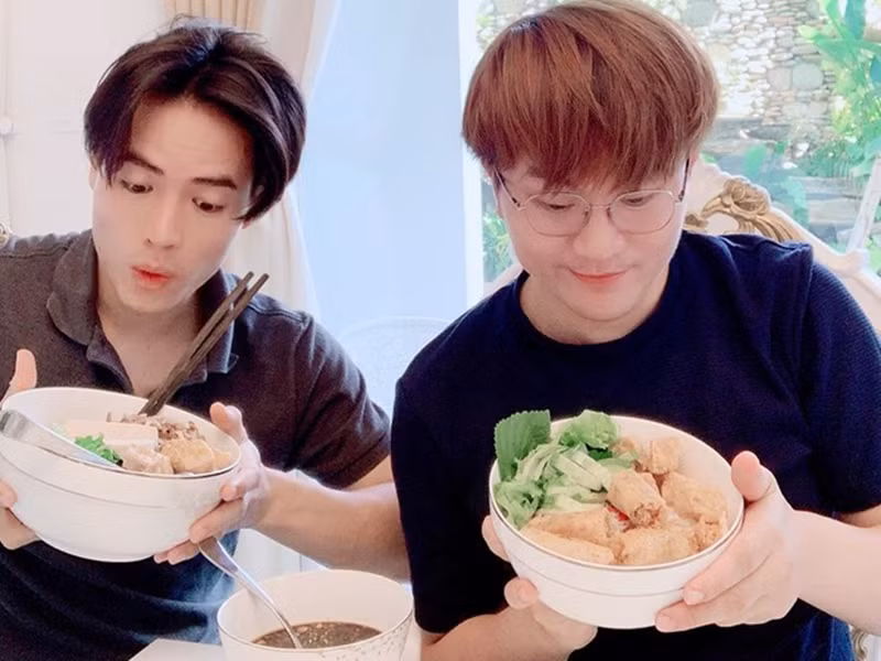 Cách đây không lâu, trong cuộc phỏng vấn với báo chí, Võ Tấn Phát cho biết, anh và Đại Nghĩa bận công việc riêng nên cả hai ít đi từ thiện cùng nhau. Ảnh: Zing