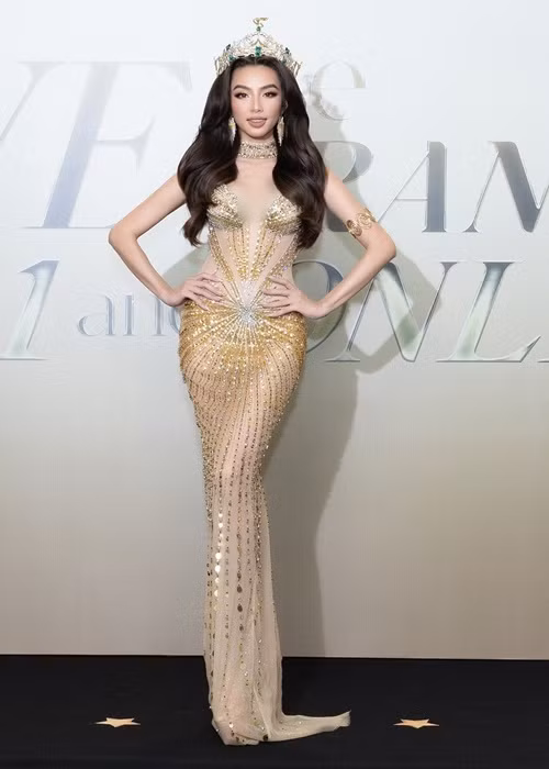 Tối ngày 28/9, Hoa hậu Thùy Tiên xuất hiện trên thảm đỏ chung khảo Miss Grand Vietnam 2022. Người đẹp diện bộ đầm xuyên thấu ánh kim tông vàng. Thiết kế bó sát giúp cô tôn lên đường cong hình thể gợi cảm. Ảnh: FBNV