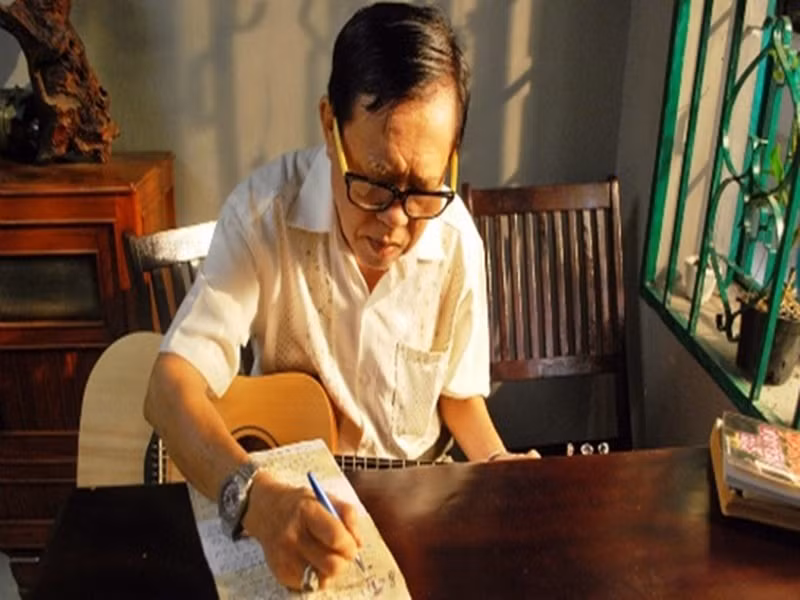 Nhạc sĩ từng tâm sự, trời cho ông cái tài chấp bút là sẽ nổi tiếng hay in bài nào thì nổi tiếng bài đó, kể cả các ca khúc mua lại từ các nhạc sĩ Đỗ Thanh Sơn, Hàng Châu... Ảnh: Một thế giới