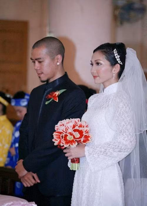 Tháng 1/2010, Kim Hiền tổ chức đám cưới với DJ Hoàng Phong. Tuy nhiên 3 tháng sau đó, Kim Hiền quyết định ly hôn khi biết về người thứ 3. Ảnh: Thể thao văn hóa