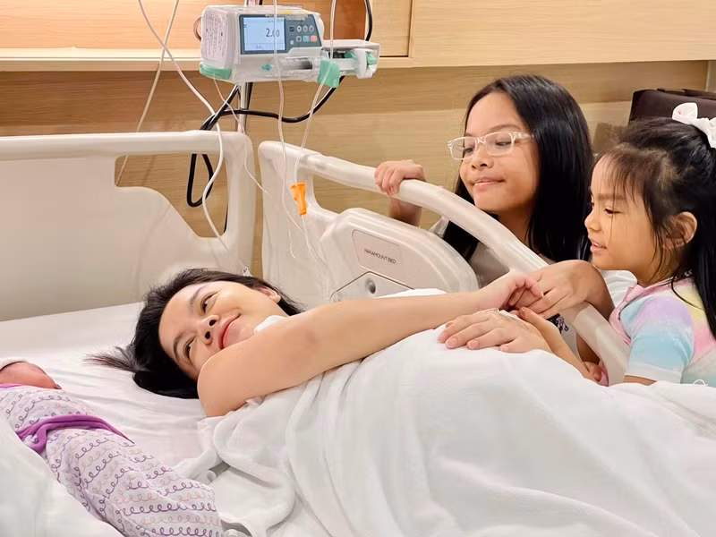 Tuệ Lâm và Tuệ An đều có mặt khi em gái chào đời.