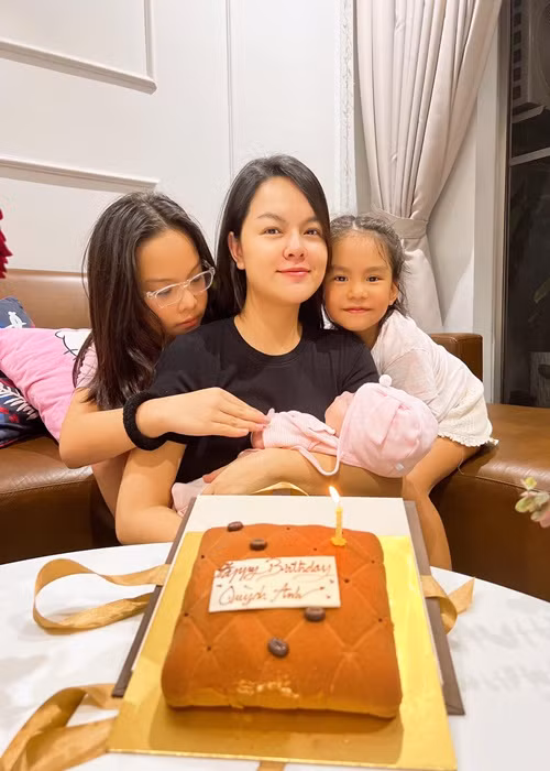 Phạm Quỳnh Anh mới đây chia sẻ, cô không cho hai con gái lớn xem Tiktok nữa vì cảm thấy tiềm ẩn nhiều hiểm nguy.