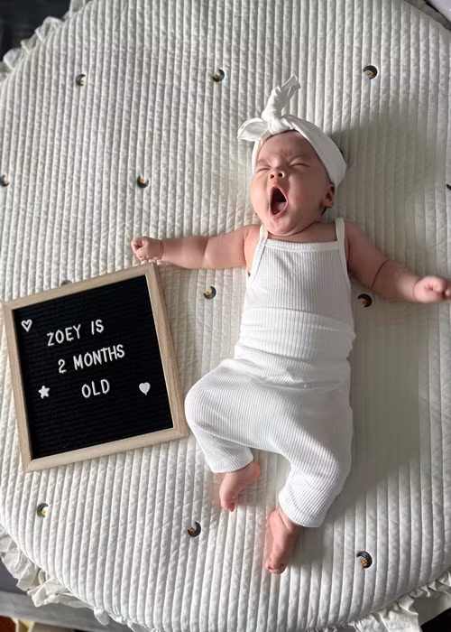 Bé Zoey là kết quả tình yêu giữa nữ ca sĩ và bạn trai hiện tại.