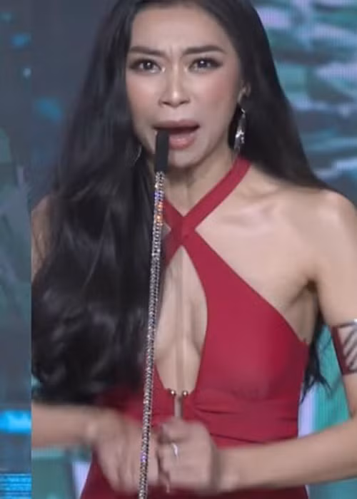 "Huỳnh Thới Ngọc Thảo - Miss Grand “Bình Bình Bình” Dương", cô hô tên. Nhiều người đánh giá phần thể hiện của Ngọc Thảo không khác gì màn đánh trống trên sân khấu. Ảnh: Yan