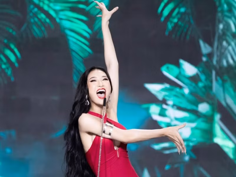 Nguyễn Tâm Như cũng có màn hô tên gây cười. Cô hét to từ An Giang cùng động tác chào mời đến với quê hương của cô. Ảnh: Tiền Phong