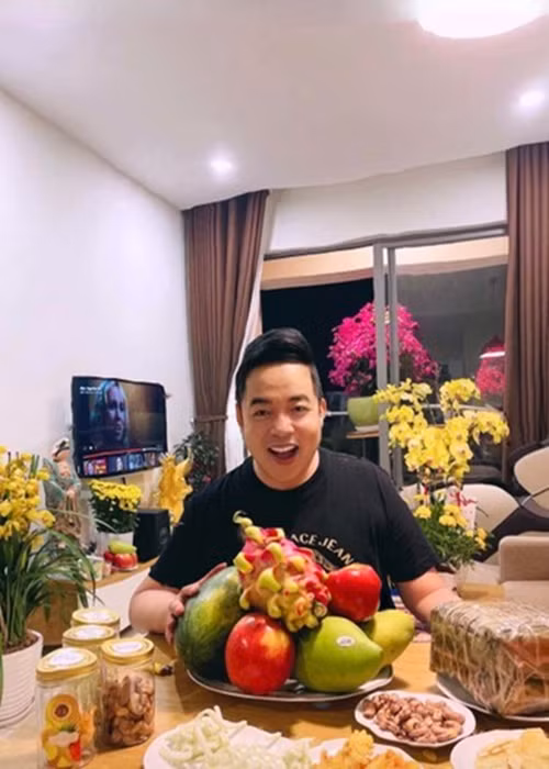 Tại Việt Nam, Quang Lê sở hữu một căn hộ rộng 90m2, thiết kế sang trọng trên tầng 33 của một chung cư tại TP HCM. Ảnh: FBNV