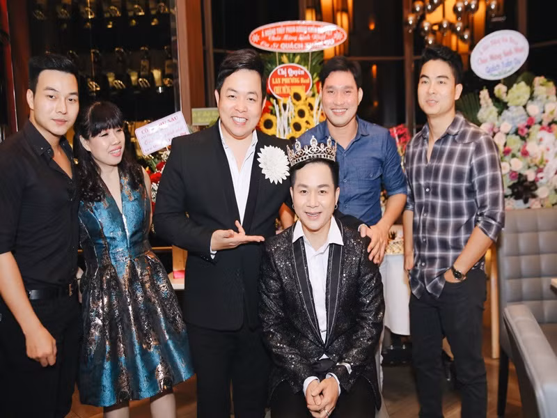 Năm 2018, Quang Lê tặng một chiếc vương miện đính kim cương giá 20.000 USD cho Quách Tuấn Du nhân dịp sinh nhật. Ảnh: Dân Việt