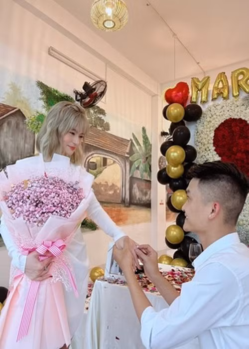 Thảo Vy chia sẻ về màn cầu hôn: “Đúng là ngoài nước mắt ra mình chẳng có gì cả, khóc suốt thôi, nhưng là khóc trong hạnh phúc mọi người ạ. Cảm ơn anh lần nữa vì tình yêu giản đơn anh dành cho em. 1 cách cầu hôn đậm chất Mạc Văn Khoa. Em không cần nơi cao sang lộng lẫy, ở đâu cũng được miễn là có anh và con thì em hạnh phúc lắm rồi”. Ảnh: FBNV