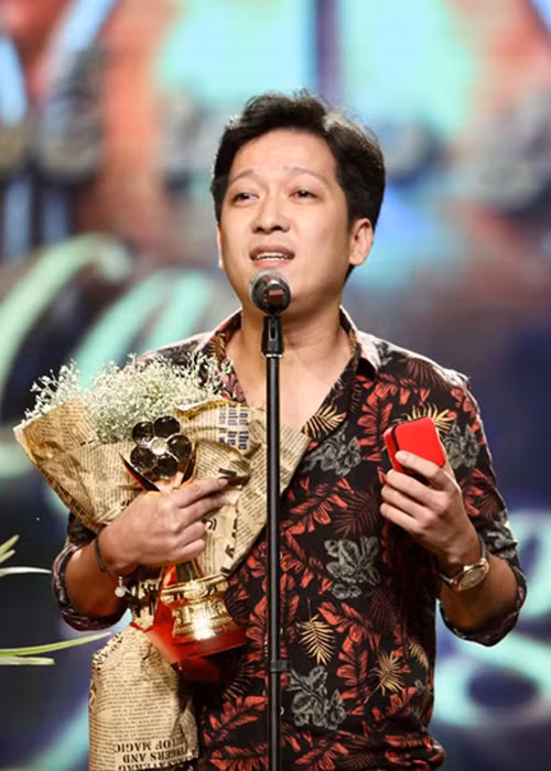 Tháng 1/2018, Trường Giang cầu hôn Nhã Phương khi lên nhận giải tại lễ trao giải Mai Vàng. Chương trình được phát sóng trực tiếp trước hàng triệu khán giả. Ảnh: Pháp luật TP HCM