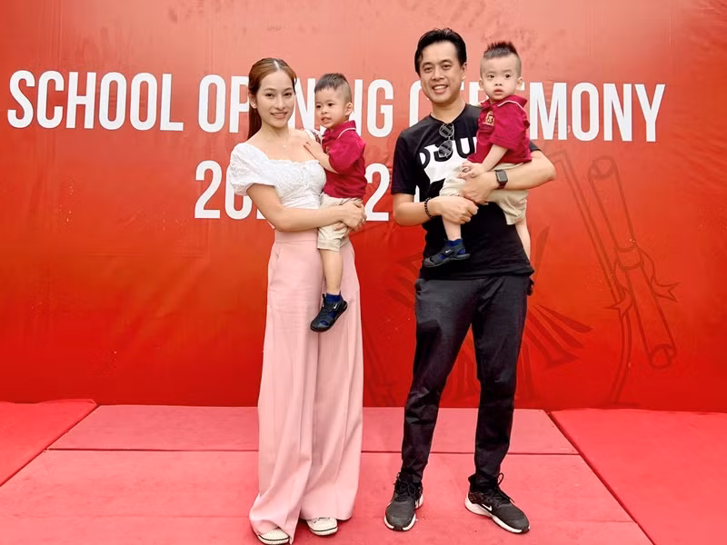 Dương Khắc Linh cùng bà xã đưa cặp song sinh đi khai giảng tại một trường quốc tế.