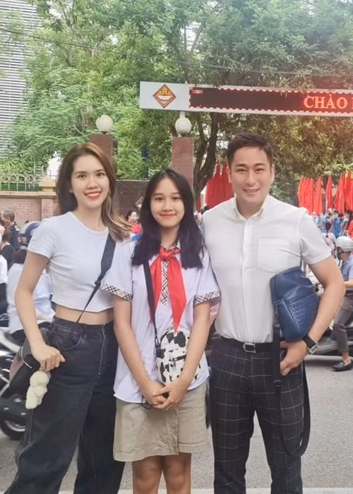 Vợ chồng Minh Tiệp đưa con gái đi khai giảng. Nam diễn viên nhắn nhủ con gái: “Chúc con yêu của bố mẹ học giỏi, luôn vâng lời thầy cô, được các bạn yêu mến”.