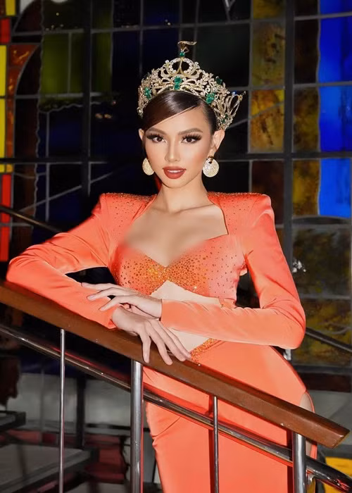 Mới đây, Thùy Tiên bất ngờ bị nhiều cư dân mạng réo tên vào vụ ồn ào một người đẹp tên T.T bán dâm trong đường dây của “tú ông” Lê Hoàng Long. Ngoài phủ nhận là T.T, Thùy Tiên nhờ pháp luật can thiệp. Ảnh: FBNV