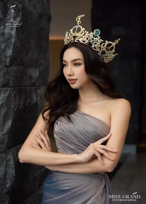 Hồi tháng 3/2022, trong một buổi livestream, người sáng lập kiêm chủ tịch Hoa hậu Hòa bình Quốc tế- ông Nawat Itsaragrisil tiết lộ Thuỳ Tiên kiếm được gần 100 triệu bath (xấp xỉ 70 tỷ đồng) sau 3 tháng đăng quang. Ảnh: FBNV