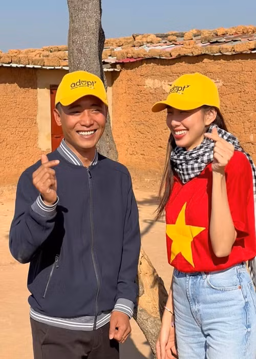 Thùy Tiên phủ nhận hẹn hò Quang Linh Vlogs. Cô chia sẻ trên Dân Việt: "Cả Tiên và anh Linh có khoảng thời gian tiếp xúc tại Angola không quá lâu để có thể phát triển tình cảm nào khác ngoài tình bạn. Khi thấy khán giả ghép cặp quá nhiệt tình Tiên cũng mình có đôi chút ngượng ngùng. Nhưng không vì vậy mà khiến hai anh em mất tự nhiên". Ảnh: Dân Việt