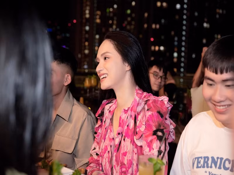 Nữ ca sĩ chuyển giới cười tươi rói trong buổi gặp gỡ người hâm mộ.