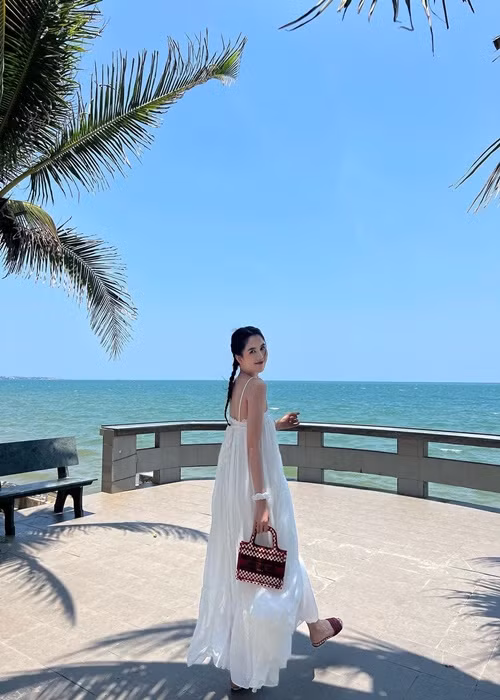 Cô mỉm cười nhẹ đủ để người đối diện phải xao xuyến.