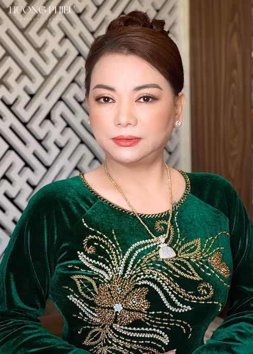 Trong đám cưới của Thảo Vy và Mạc Văn Khoa, bà chia sẻ: "Tôi là mẹ của Vy, lời đầu tiên xin gửi tới quý khách lời chào trân trọng, thưa quý vị hôm nay là ngày vui của hai cháu. Thời gian của hai cháu là bảy năm mẹ đã chứng kiến rất nhiều, vui có buồn có. Cảm ơn anh chị sui đã sinh ra Mạc Văn Khoa hiền lành, chất phác. Tôi thấy Khoa rất chân thành, từ khi có khăn cho đến có như hôm nay. Em cảm ơn anh chị sui sinh ra một người con tuyệt vời, để em được làm mẹ vợ của Mạc Văn Khoa". Ảnh: FBNV