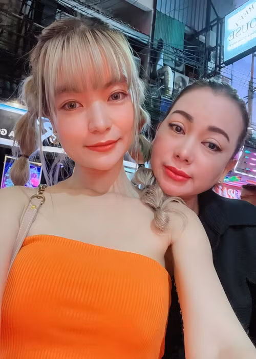 Bà xã Mạc Văn Khoa thường xuyên đưa mẹ đẻ đi du lịch. Cách đây không lâu, Thảo Vy cùng mẹ ruột có kỳ nghỉ ở Thái Lan. Ảnh: FBNV