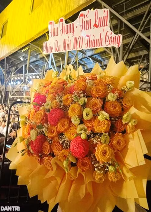 Vợ chồng Thu Trang - Tiến Luật cũng gửi hoa chúc mừng. Ảnh: Dân Trí