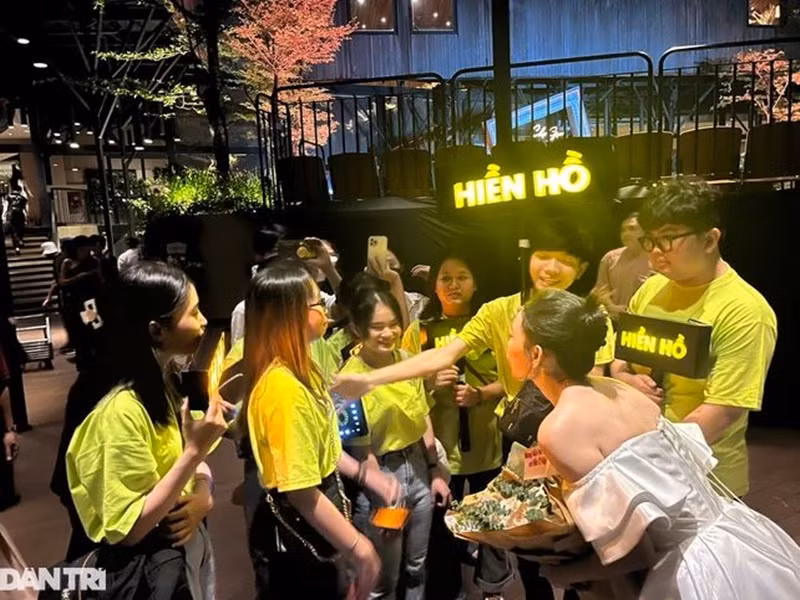 Nữ ca sĩ Hiền Hồ được các fan ruột tặng hoa. Ảnh: Dân Trí