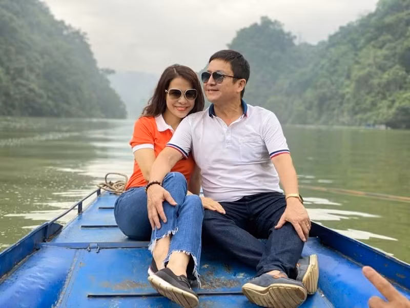 "Điểm kết của tôi là trại dưỡng lão chứ không phải sống nhờ vào ai cả... Tôi đã đặt chỗ trong viện dưỡng lão rồi, nhưng lúc này tôi vẫn đang rất tốt, rất hạnh phúc. Tôi hơn bạn gái những 18 tuổi. 10 năm nữa tôi 71, khó tính thì sao phải làm phiền bạn ấy", "Táo Giao thông" giãi bày. Ảnh: FBNV