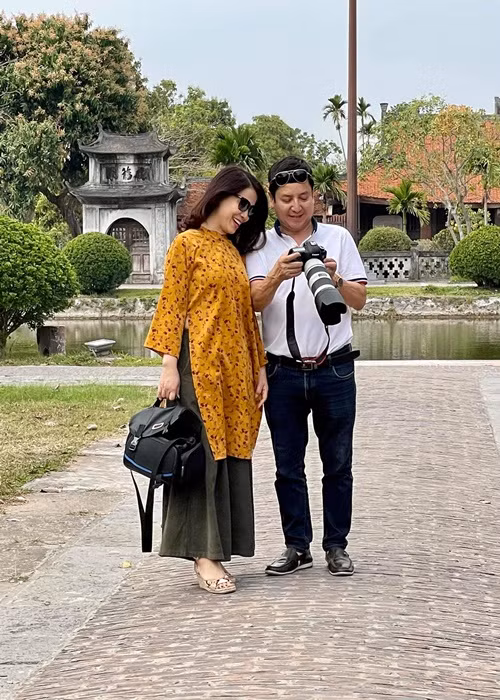 Chí Trung vui vẻ mỗi khi làm phó nháy cho Ý Lan. Ảnh: FBNV