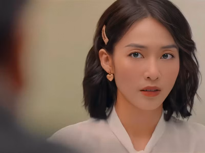 Vai Tuệ Nhi trong "11 tháng 5 ngày" giúp Khả Ngân lọt top 10 đề cử Diễn viên nữ ấn tượng. Trước “11 tháng 5 ngày”, cô tham gia không ít dự án phim nhưng diễn xuất gây tranh cãi. Năm 2020, Khả Ngân lọt top 100 nhân vật có gương mặt đẹp nhất thế giới do TC Candler bình chọn. Ảnh: FBNV