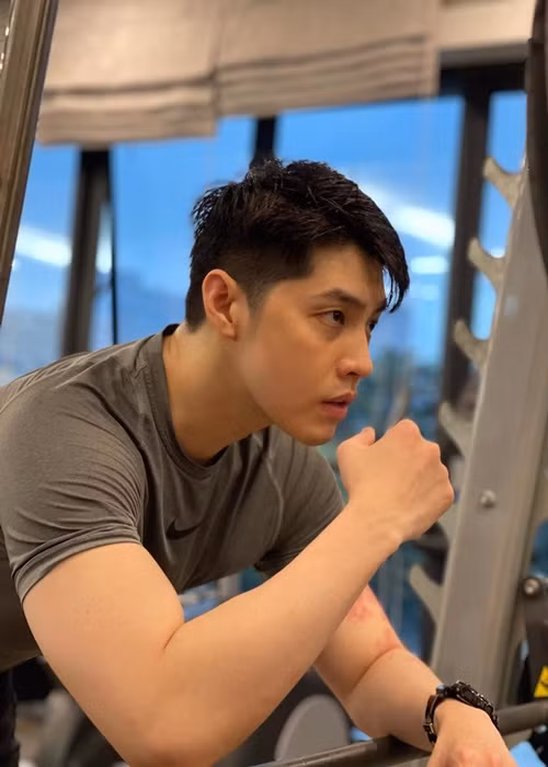Nam ca sĩ chăm chỉ tập gym để có hình thể vạm vỡ.